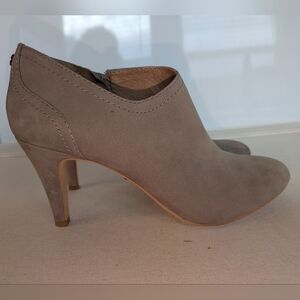 Vince Camuto Taupe Suede Ankle Booties Pointed Toe Stiletto Heel Size 8
